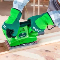 grüner exzenterschleifer schleift holzbalken