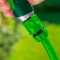 schlauchkupplung an gartenbrause angesteckt