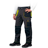 Pantalons de travail noir/jaune ou bleu de différentes tailles. Taille