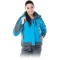 Dame trägt blaue Winterjacke