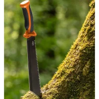 machete steckt im baumstamm