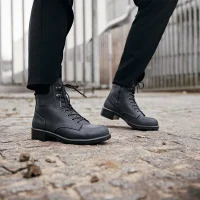 trägerin trägt eleganten businessschuh